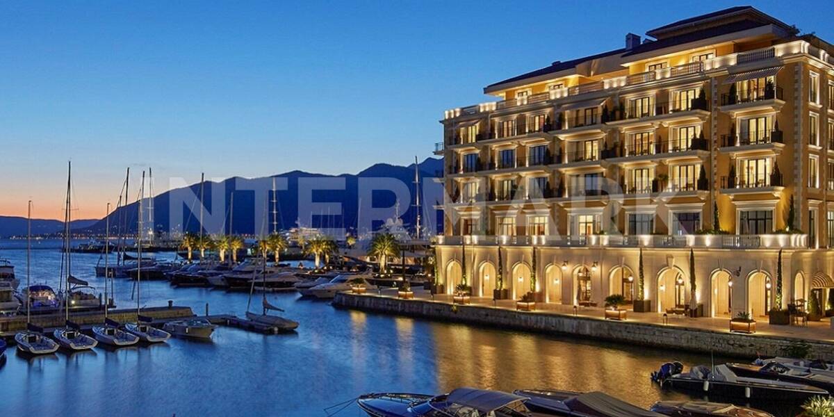  A large-scale coastal cluster with luxury apartment complexes and a yacht harbor Montenegro, Photo 1