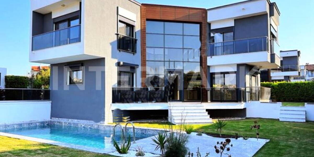  Three-storey villa near the beach in Cesme Turkey, Photo 1