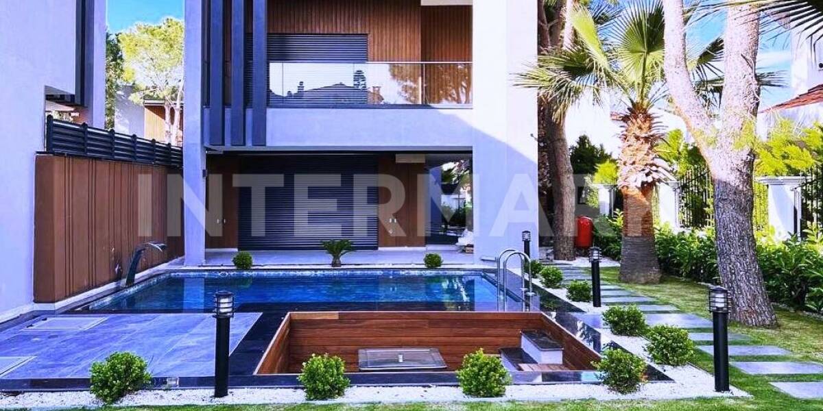  Detached three-level villa 100m from the sea in Cesme Turkey, Photo 1