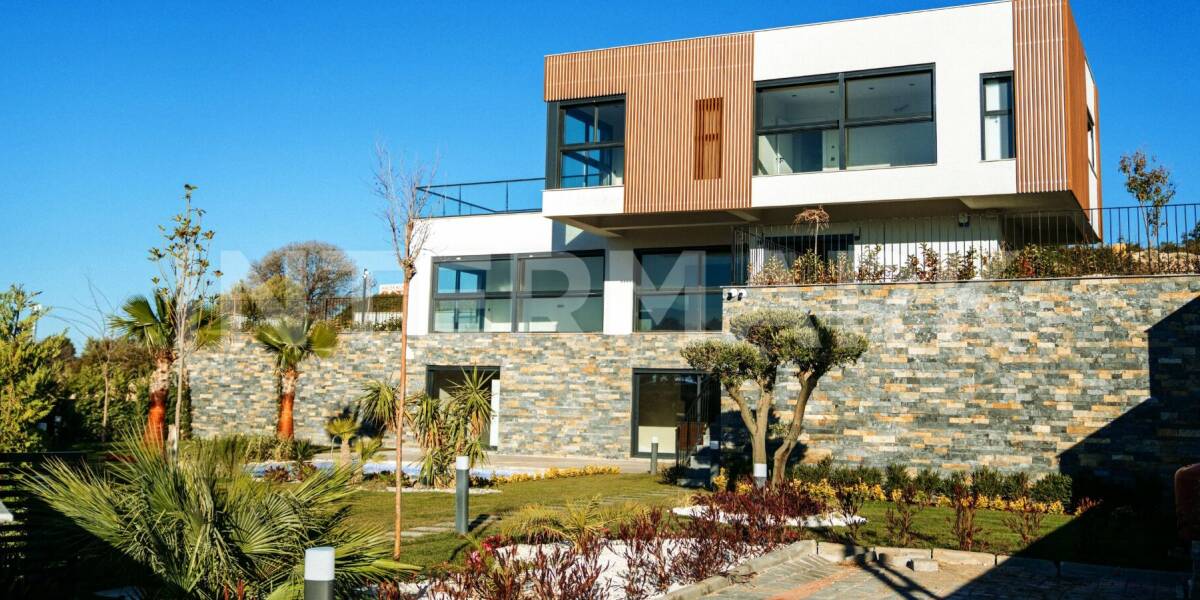  Three-storey 6-bedroom villa with sea view in Cesme Turkey, Photo 1