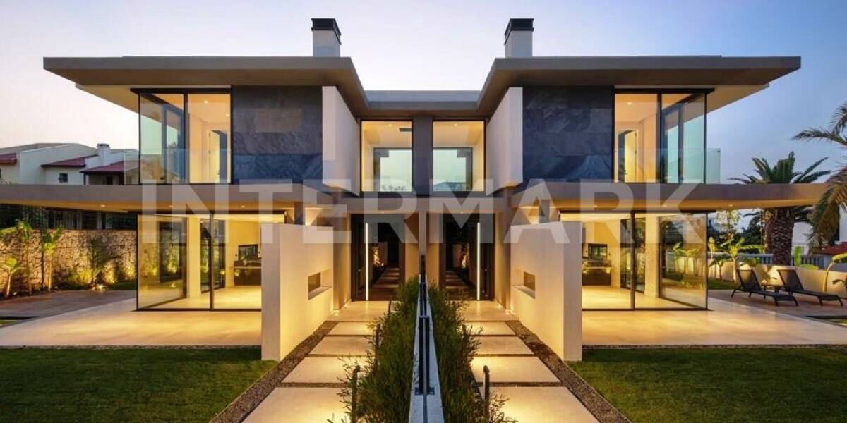  Three-storey villa in modern style next to the sea in Cesme Turkey, Photo 1