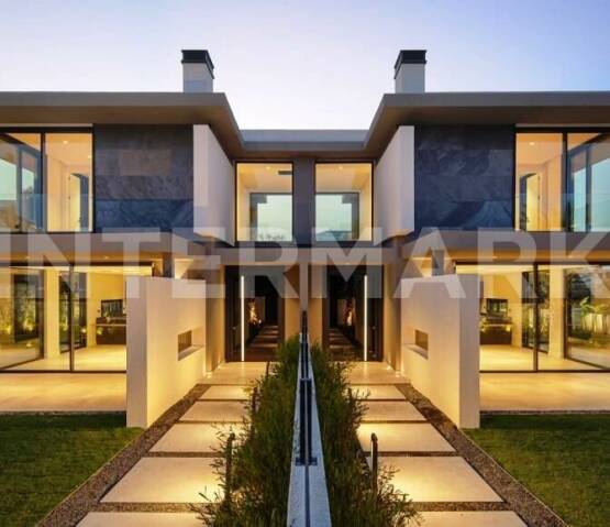  Three-storey villa in modern style next to the sea in Cesme Cesme, Photo 1