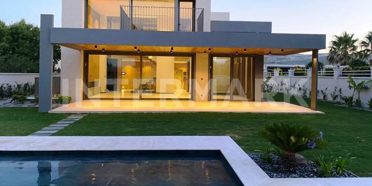  Three-storey modern style villa in Cesme Turkey, Photo 1