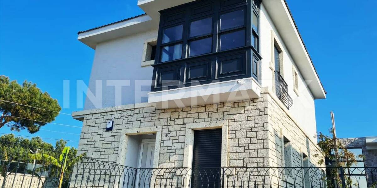  Three-storey villa 350 meters from the sea in Cesme Turkey, Photo 1