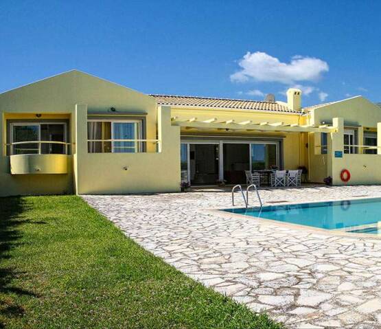  Seafront villa located in the most sough-after area Corfu, Фото 1