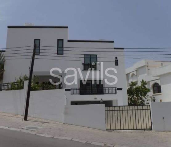  Four bedroom villa with large garden in Qurum Qurum, Фото 1