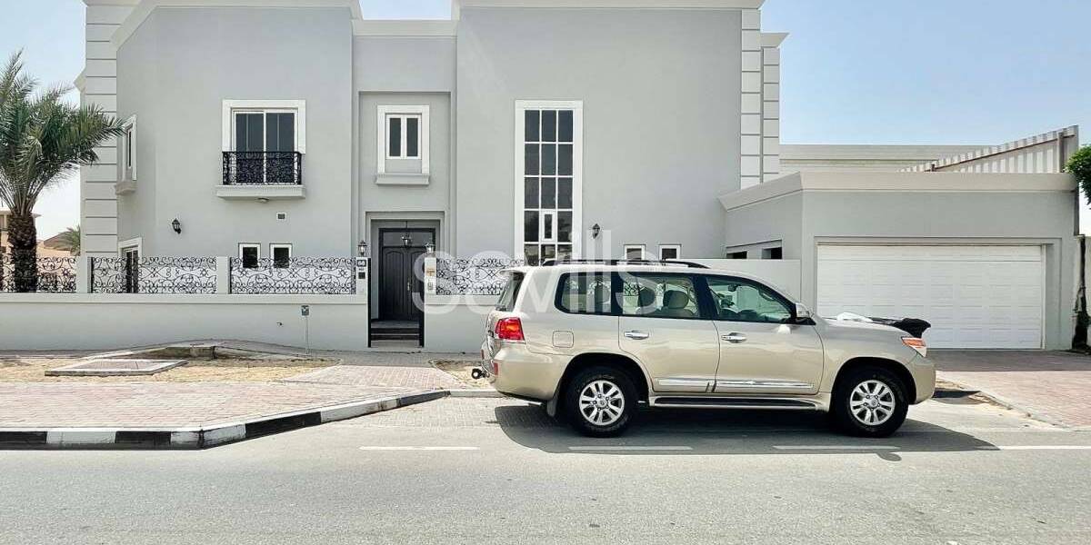 Снять в аренду  Renovated | Compound Villa | Shared Pool Umm Suqeim, Dubai, Фото 1