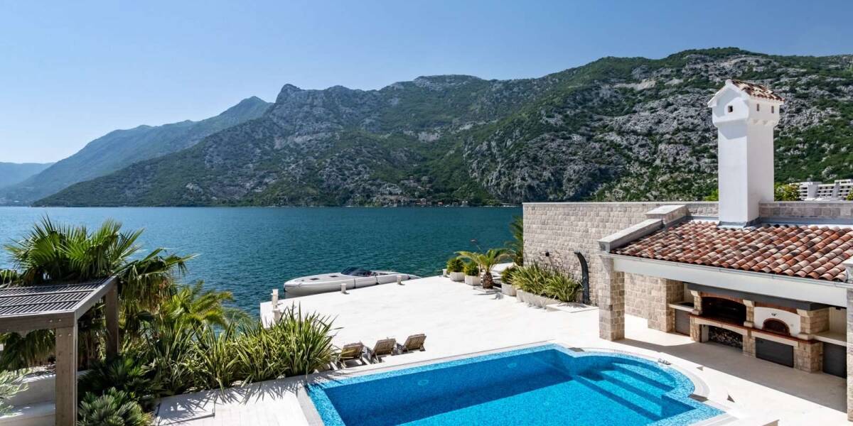  Waterfront Villa Risan, Kotor Bay, Montenegro, Фото 1