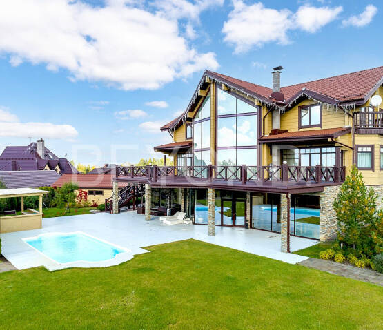 Квартира, 11 комнат &nbsp; Санкт-Петербург г., Ленинградская область, Всеволожский район, Лесколовское сельское поселение, деревня Хиттолово, площадь Гайсина, 1, Фото 1