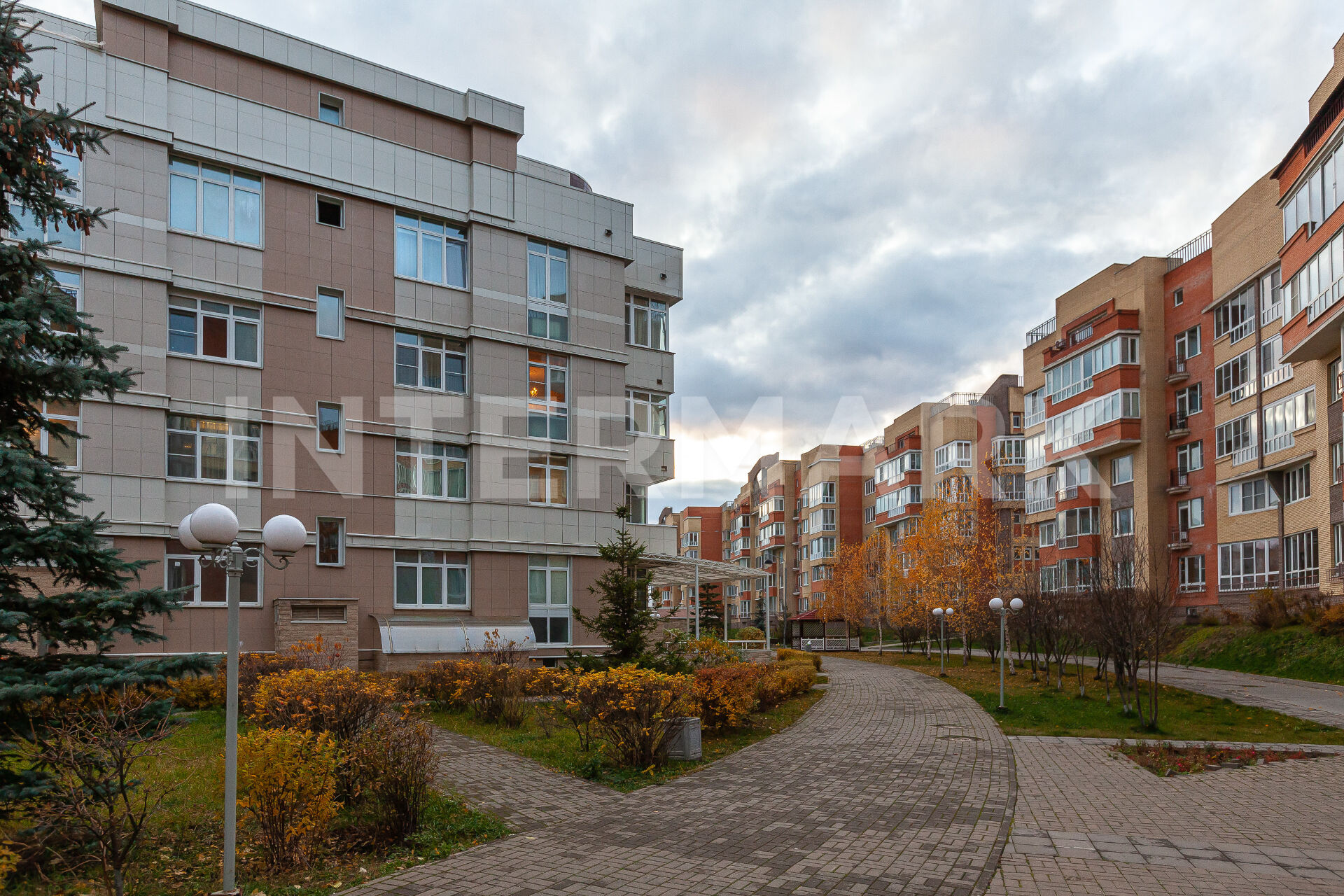 Купить в коттеджном поселке Рублевское предместье: описание, фотографии,  цены на коттеджи в КП Рублевское предместье, Новорижское шоссе, 9 км |  Агентство элитной недвижимости Intermark Real Estate - ранее Savills -